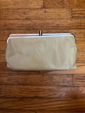 HOBO INTL LAUREN CLUTCH WALLET PALE GREEN